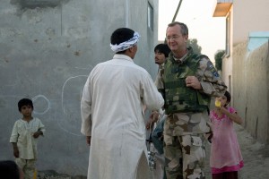 ÖB Håkan Syrén pratar med lokalbefolkning under en fotpatrull i Mazar-e Sharif under sitt besök på den svenska kontingenten FS15 i Afghanistan. Foto: Löjtnant Jesper Tengroth/Combat Camera