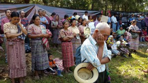 Överlevare och anhöriga till försvunna har samlats på ett öppet fält i San Juan Cotzal, där marken är full av omärkta gravar. Foto: Aron Lindblom