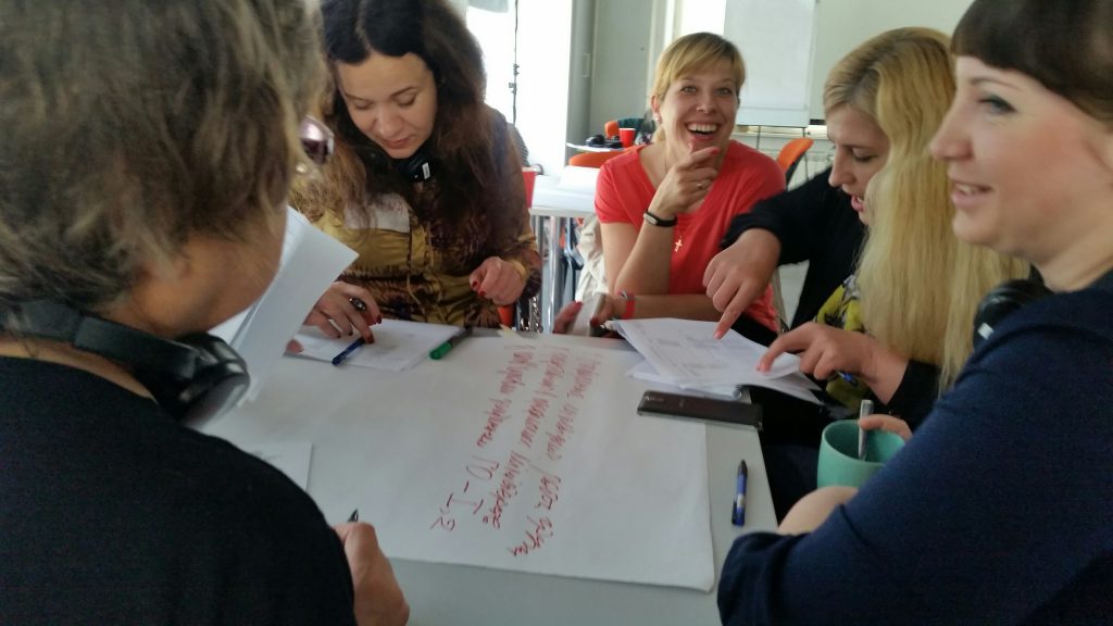 Ukrainska kvinnorättsaktivister diskuterar vad kvinnor, fred och säkerhetsagendan betyder i de olika regionerna i Ukraina. Foto: Disa Kammars Larsson