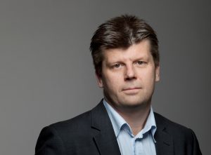 Dr Ola Engdahl, docent i folkrätt vid Försvarshögskolan och expert i utredningen om genomförande av vissa straffrättsliga åtaganden för att förhindra och bekämpa terrorism. Foto: Rickard Kilström/Försvarshögskolan